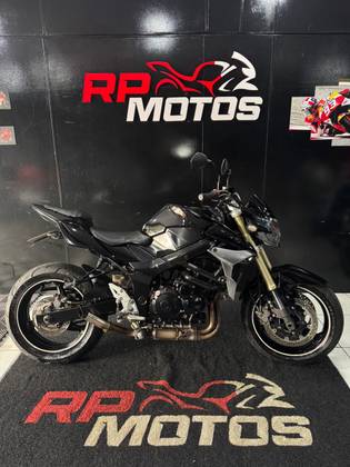 SUZUKI GSR 750 